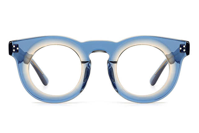 Montura redonda de acetato grueso.