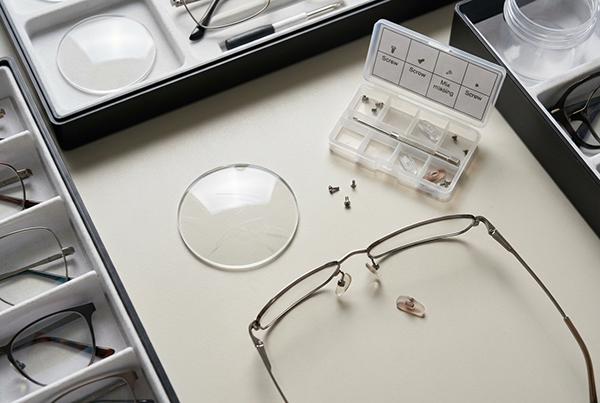 Defectos de lentes de demostraci&oacute;n y accesorios