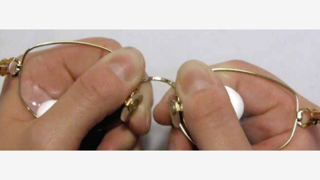 c&oacute;mo-ajustar-gafas-con-marco-de-metal-3