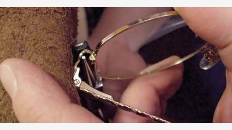 c&oacute;mo-ajustar-gafas-con-marco-de-metal-4