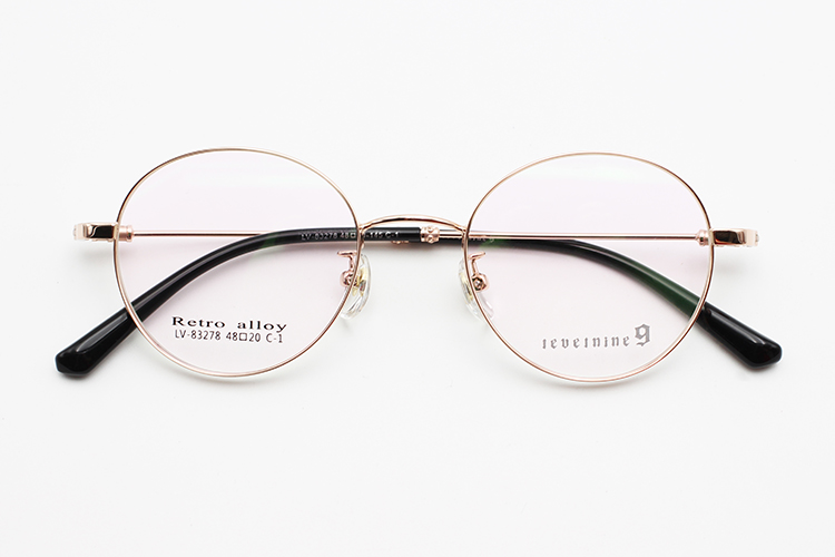 Fabricante de gafas con montura dorada gruesa