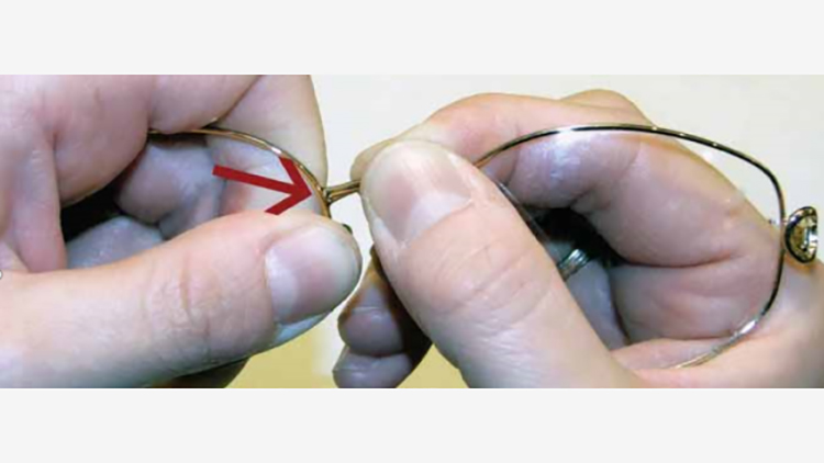 c&oacute;mo-ajustar-gafas-con-marco-de-metal-2