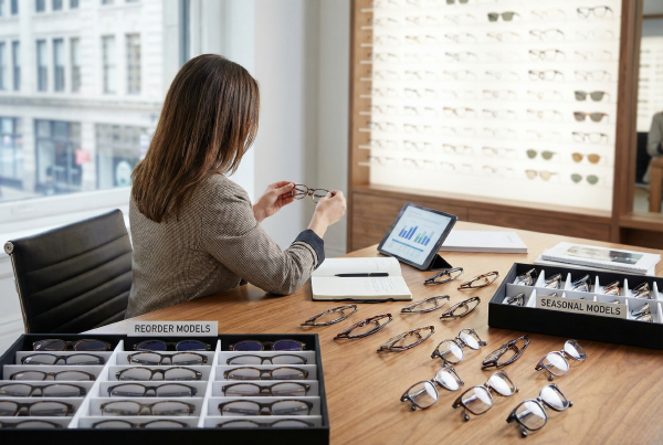 Gu&iacute;a de selecci&oacute;n de monturas de gafas al por mayor Modelos de reorden frente a monturas de temporada